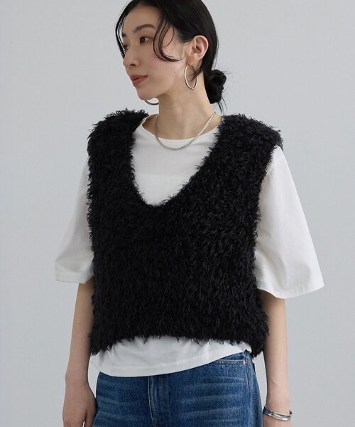 ADAM ET ROPE'(アダムエロペ)の「カーリーモヘアクロップドベスト(ベスト・レディース・ブラック/オフホワイト・F)」の4枚目の写真