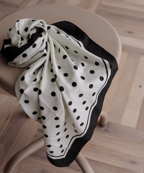 URBAN RESEARCH DOORS(アーバンリサーチドアーズ)の「ドットスカーフ(バンダナ/スカーフ・レディース・NAVY/BEIGE/SILVER・One/one)」の3枚目の写真