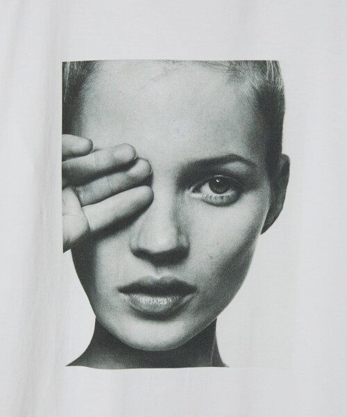 ADAM ET ROPE'（アダムエロペ）の「9/1(金)12:00〜 予約受付開始【KateMoss by David Sims】 Looks Can Kill T（Tシャツ/カットソー・レディース・ブラック/ホワイト・XL/L/M）」の17枚目の写真