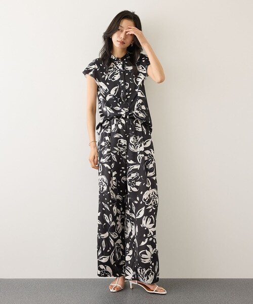 ROPE'（ロペ）の「【DEVEAUX(デヴォー)】フラワープリントドレープカラーブラウス/セットアップ対応（シャツ/ブラウス・レディース・ブラック系/ベージュ系・F）」の6枚目の写真