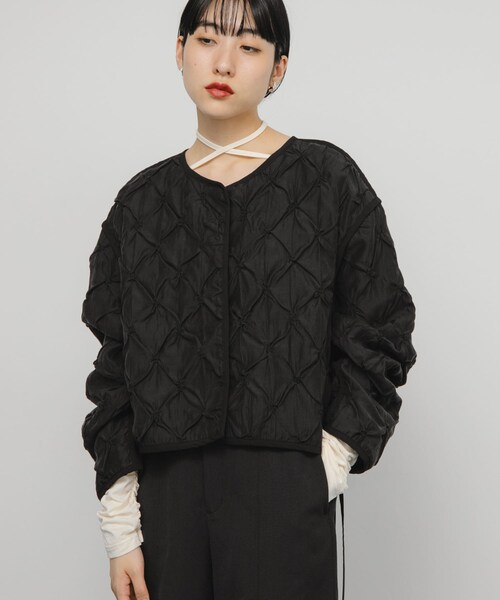 KBF（ケイビーエフ）の「シャーリングショートジャケット（ブルゾン・レディース・IVORY/BLACK・one）」の2枚目の写真