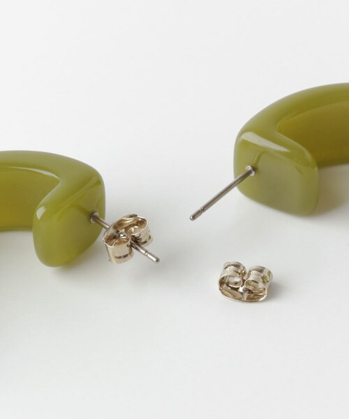 KBF（ケイビーエフ）の「アクリルBOWピアス∴（ピアス（両耳用）・レディース・KHAKI/IVORY・one/One）」の6枚目の写真