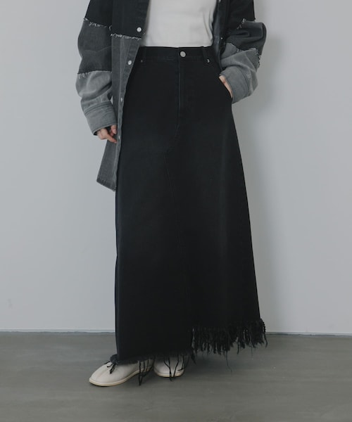 KBF(ケイビーエフ)の「アシメフリンジデニムスカート(デニムスカート・レディース・L.BLUE/BLACK・One)」の1枚目の写真