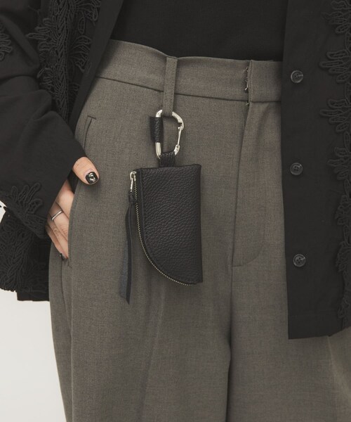 KBF（ケイビーエフ）の「レザーポーチチャーム（キーホルダー・レディース・IVORY/BLACK・One）」の20枚目の写真