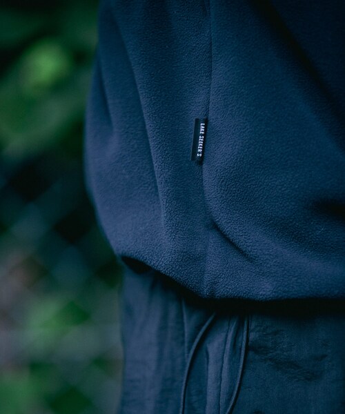 URBAN RESEARCH（アーバンリサーチ）の「WILDTHINGS×LAKE SEEKERS　POLARTEC DRAWSTRING HOOD（パーカー・メンズ・Black・M/L/XL）」の4枚目の写真