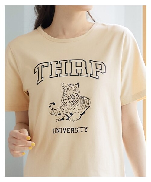 nissen（ニッセン）の「大きいサイズ 綿混プリントTシャツ（吸汗速乾）（薄手素材）（Tシャツ/カットソー・レディース・オフホワイト(ガールフォト)/黒(変形ロゴ)/ラベンダー(フラワー)/カーキ(スカーフモチーフ)/ブルーグレー(クジラ)/ピーナッツ(カレッジタイガー)/ピンク(ヤシの木)/チャコール(数字ロゴ)/黒(フォトグラフィック)/ネイビー(シンプルロゴ)・L/LL/3L/4L/5L/6L/8L/10L）」の8枚目の写真