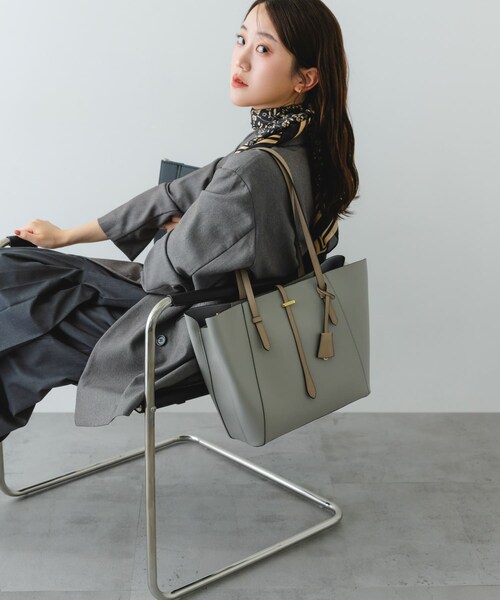 RODE SKO（ロデスコ）の「チャーム付A4トートバッグ（トートバッグ・レディース・BLACK/GRAY/IVORY/SAND BEIGE・one）」の19枚目の写真