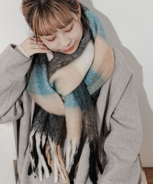 SMELLY（スメリー）の「ボリュームチェックマフラー（マフラー・レディース・PPL/BLU・-）」の2枚目の写真