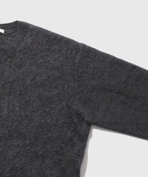 ADAM ET ROPE'（アダムエロペ）の「【AURALEE/オーラリー】GARMENT-DYED BABY ALPACA FUR KNIT C/NECK CARDIGAN（カーディガン/ボレロ・メンズ・ライトグレー/ブルー系・3/4）」の8枚目の写真
