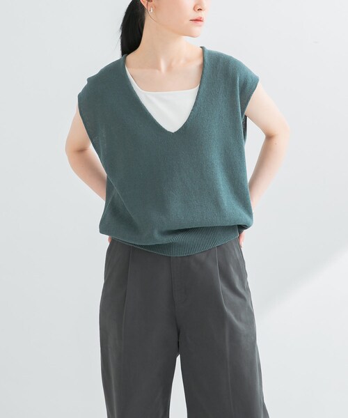 URBAN RESEARCH（アーバンリサーチ）の「リネンコットンVネックニットベスト（ベスト・レディース・BEIGE/OFF/BLUE GRAY・FREE）」の3枚目の写真
