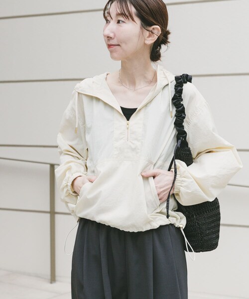 ITEMS URBANRESEARCH（アイテムズ アーバンリサーチ）の「『UVカット/撥水』アノラックフーディーブルゾン（ブルゾン・レディース・MILK/CML/BLK・Free）」の11枚目の写真