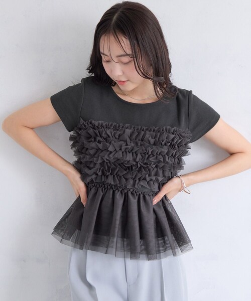 VIS（ビス）の「【夏トク価格】チュールフリルドッキングフレンチスリーブ/UVケア（Tシャツ/カットソー・レディース・チャコール/オフホワイト/ブラウン系・F）」の2枚目の写真