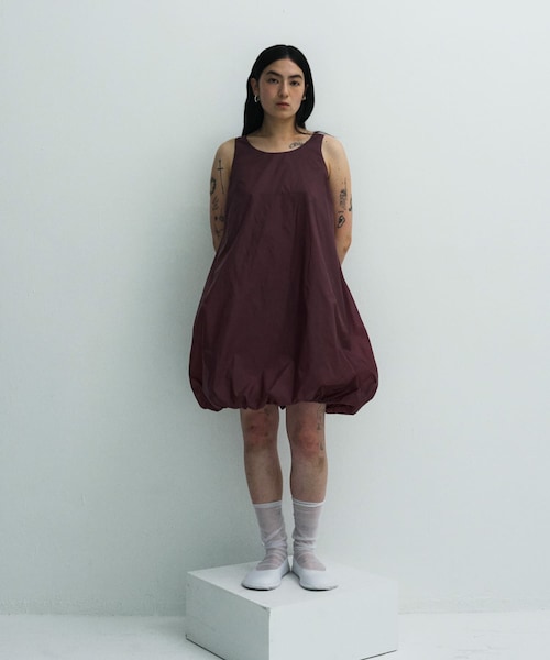 URBAN RESEARCH（アーバンリサーチ）の「AMOMENTO　NYLON VOLUME MINI DRESS（ワンピース・レディース・BLACK/PURPLE・0）」の2枚目の写真