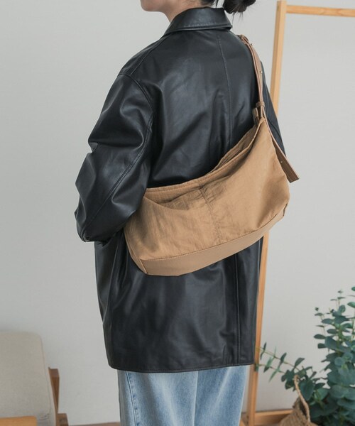 URBAN RESEARCH DOORS（アーバンリサーチドアーズ）の「撥水ナイロン2WAYバッグ（ショルダーバッグ・レディース・BLACK/BEIGE・-）」の11枚目の写真