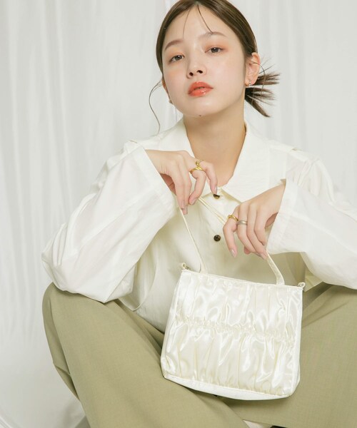 KBF（ケイビーエフ）の「サテンギャザーハンドBAG（ハンドバッグ・レディース・IVORY/BLUE/PINK・one）」の4枚目の写真