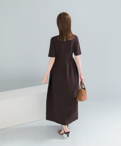 URBAN RESEARCH ROSSO（アーバンリサーチロッソ）の「『一部WEB限定カラー』フォルムニットVネックワンピース（ワンピース・レディース・BLACK/BROWN/RED・36/38）」の22枚目の写真