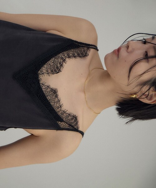 ADAM ET ROPE'（アダムエロペ）の「フレンチレースフィブリルサテンキャミソール（キャミソール・レディース・ブラック/オフホワイト・F）」の3枚目の写真