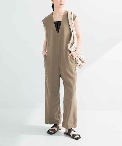 URBAN RESEARCH（アーバンリサーチ）の「『2サイズ展開』リネンライク深Vネックオールインワン（サロペット/オーバーオール・レディース・KHAKI/BLACK・36/38）」の2枚目の写真