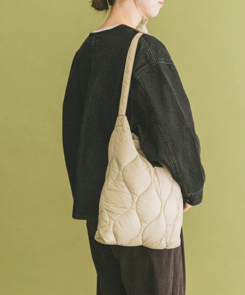 ITEMS URBANRESEARCH（アイテムズ アーバンリサーチ）の「TAION　Cross Body Down Bag -M（ショルダーバッグ・メンズ・BLK/G.BEIGE/D.OLIVE/D.NAVY/PAINT CAMO・-）」の18枚目の写真