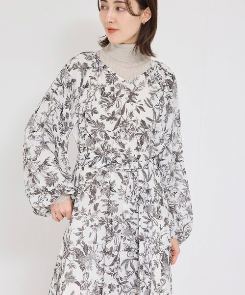 ROPE'（ロペ）の「シアープリントボリュームスリーブワンピース（ワンピース・レディース・ブラック/グリーン/ブルー・36/38）」の2枚目の写真