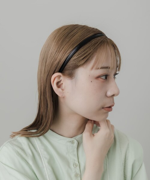 SMELLY（スメリー）の「スリムフェイクレザーカチューシャ（カチューシャ・レディース・BLK/SLV・-）」の5枚目の写真