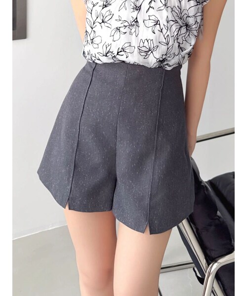 dazzlin（ダズリン）の「ミニスリットコンパクトショートパンツ（その他パンツ・レディース・オフホワイト/チャコールグレー/ブラック・S/M）」の4枚目の写真