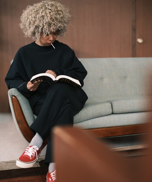 URBAN RESEARCH（アーバンリサーチ）の「『別注』Champion×Wide Dad　RW DAD SWEAT CREW-NECK（スウェット・メンズ・NAVY・1/2）」の6枚目の写真