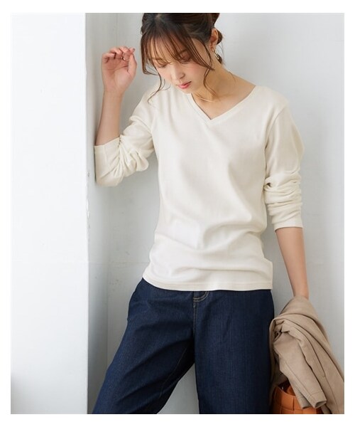nissen（ニッセン）の「ＵＶカット綿１００％フライス素材Ｖネック長袖Ｔシャツ＜大きいサイズ有＞（Tシャツ/カットソー・レディース・【販売終了】ラベンダー/オフホワイト/黒/オフホワイト×黒/【移行済み】オフホワイト×杢グレー/杢グレー/ラズベリー/ブルーグリーン/ネイビー/ライトイエロー/オレンジ/ローズピンク/ディープグリーン/【移行済み】イエロー/【移行済み】オフホワイト×コーラルレッド/ライトパープル/【販売終了】ミントグリーン/チャコール/ダスティーピンク/ライトブルー/モカ/ライトグレー/モカグレー/ディープパープル/ワイン/カーキグレー/ブルー/コーラルピンク/ピスタチオ/ラベンダー/ミントグリーン・S/M/L/LL/3L）」の6枚目の写真