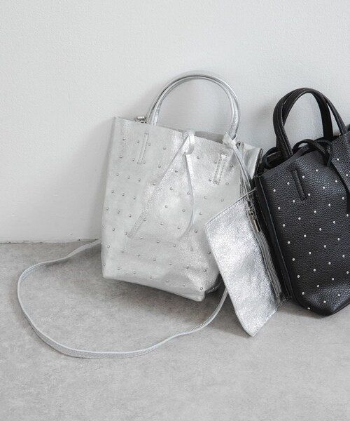 URBAN RESEARCH（アーバンリサーチ）の「スタッズミニトートバッグ（トートバッグ・レディース・BLACK/SILVER・-）」の4枚目の写真