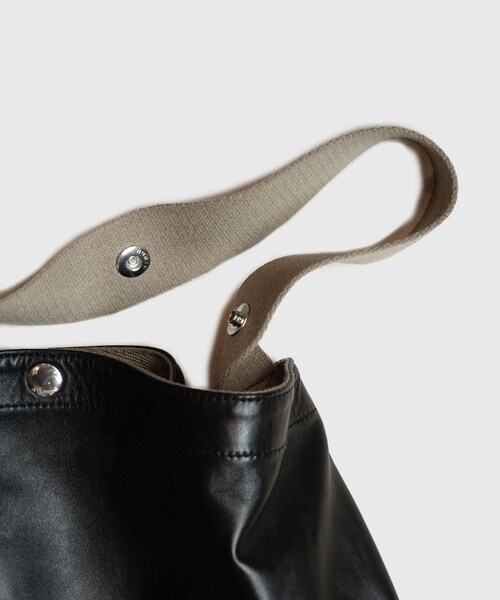 ADAM ET ROPE'(アダムエロペ)の「【HEUGN/ユーゲン】Noah Bag(トートバッグ・メンズ・ブラック・F)」の6枚目の写真