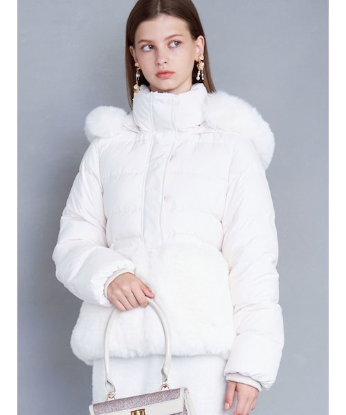 MERCURYDUO（マーキュリーデュオ）の「エコファーフーデッドペプラムダウン（ダウンジャケット/コート・レディース・アイボリー/ブラック・S/M）」の4枚目の写真