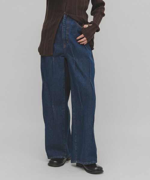 KBF（ケイビーエフ）の「タックWIDEデニム（デニムパンツ・レディース・L.BLUE/BLUE・36/38）」の2枚目の写真