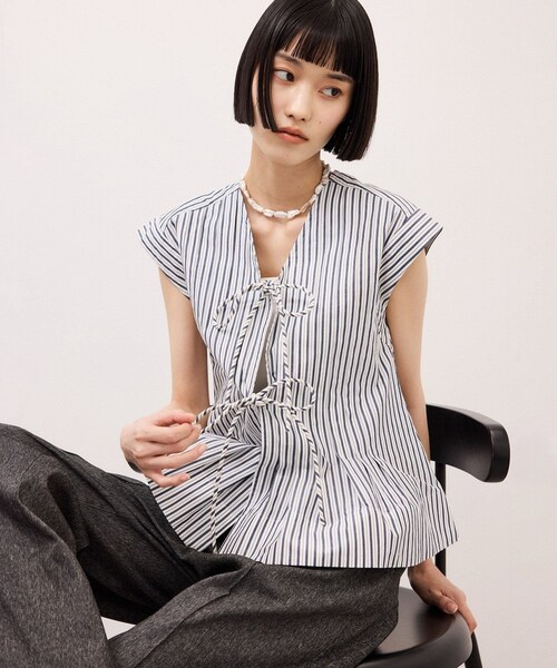 ADAM ET ROPE'（アダムエロペ）の「【定番】タックフレアジレブラウス（シャツ/ブラウス・レディース・ホワイト/ベージュ系/ネイビー系/ブラック・F）」の2枚目の写真