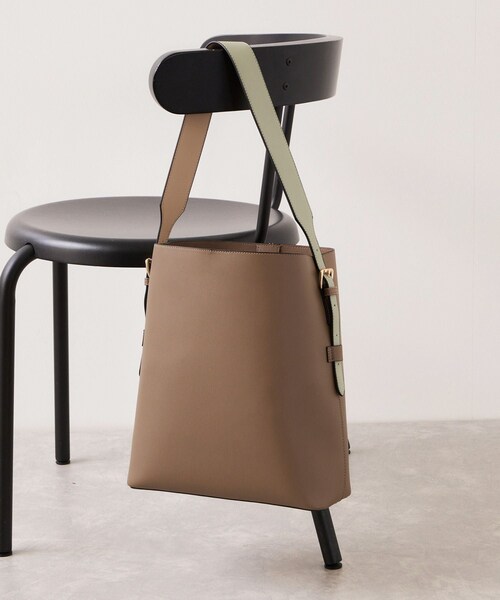 VIS（ビス）の「【新色追加】【A4収納】リバーシブルハンドルワンショルダーバッグ（トートバッグ・レディース・ブラック/ライトグレー/キャメル系/ベージュ系/ダークブラウン/グレー系・F）」の6枚目の写真