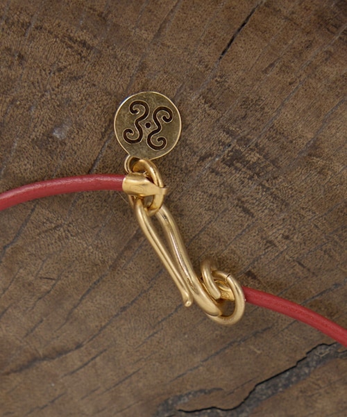 ADAM ET ROPE'(アダムエロペ)の「【J'aDoRe・一部店舗限定】【Sapir Bachar(サピア バハール)】GOLD EARTH MINI SCARLET LEATHER NECKLACE(ネックレス・レディース・レンガ系・F)」の4枚目の写真