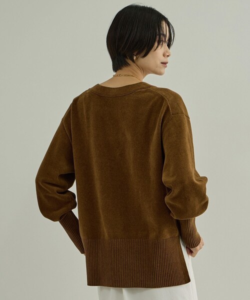ADAM ET ROPE'(アダムエロペ)の「【CreamyCotton (クリーミーコットン)】Vネックカーディガン / セットアップ対応(カーディガン/ボレロ・レディース・ブラック/オフホワイト/キャメル・F)」の17枚目の写真