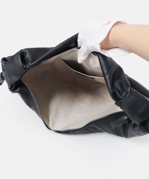 URBAN RESEARCH（アーバンリサーチ）の「LEMAIRE　FORTUNE CROISSANT BAG（ショルダーバッグ・レディース・BLACK・-）」の6枚目の写真