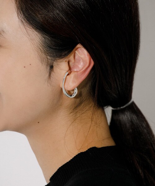URBAN RESEARCH（アーバンリサーチ）の「5/8 STUDIOS　Beginning Ear Cuff /Large（イヤリング・レディース・SILVER・-）」の2枚目の写真
