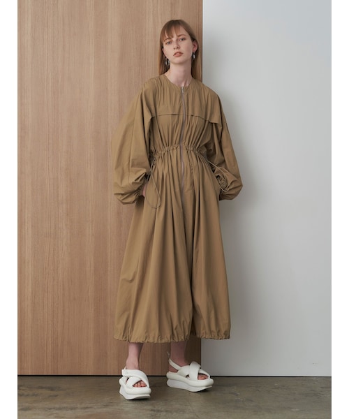 ELENDEEK（エレンディーク）の「PAPER NYLON GATHER CT（ナイロンジャケット・レディース・ベージュ/ブラック/オフホワイト・01/02）」の12枚目の写真