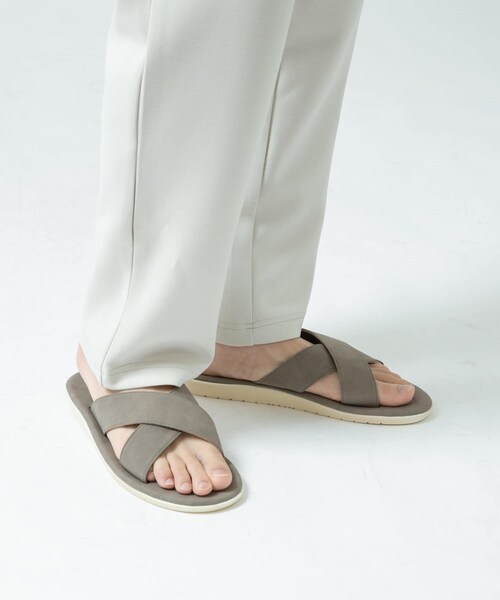 ITEMS URBANRESEARCH（アイテムズ アーバンリサーチ）の「エコレザークロスサンダル（サンダル・メンズ・BEG/BLK/GRY/CML・26.5/27.5）」の2枚目の写真