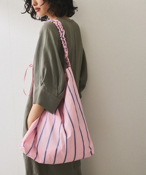 ADAM ET ROPE'(アダムエロペ)の「【WEB限定】・【新色追加】ギャザー2WAYショルダーバッグ(ショルダーバッグ・レディース・ブラック系/ダークブラウン系/ブルー系/ピンク系・F)」の5枚目の写真