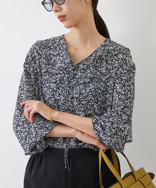ROPE'(ロペ)の「【J'aDoRe・ルミネ別注】ラッフルフリルVネックブラウス(無地/プリント柄)(シャツ/ブラウス・レディース・ブラック/オフホワイト/ネイビー・F)」の21枚目の写真