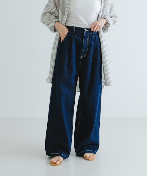 URBAN RESEARCH（アーバンリサーチ）の「『3サイズ展開』new basic　ツータックワイドデニムパンツ（デニムパンツ・レディース・INDIGO/IVORY・36/38/40）」の2枚目の写真