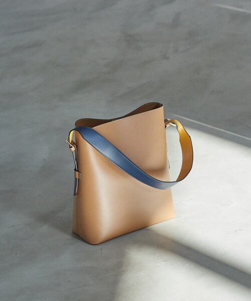 VIS（ビス）の「【新色追加】【A4収納】リバーシブルハンドルワンショルダーバッグ（トートバッグ・レディース・ブラック/ライトグレー/キャメル系/ベージュ系/ダークブラウン/グレー系・F）」の7枚目の写真