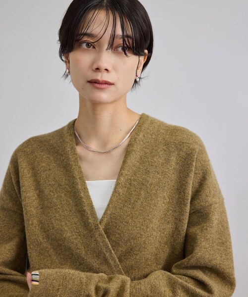 ADAM ET ROPE'（アダムエロペ）の「【extreme cashmere（エクストリーム・カシミア）】ella ニットカーディガン（カーディガン/ボレロ・レディース・グリーン系/カーキ系・F）」の10枚目の写真