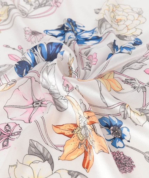 URBAN RESEARCH Sonny Label（アーバンリサーチサニーレーベル）の「大判フラワー柄スカーフ（バンダナ/スカーフ・レディース・ネイビー/ベージュ・one/One）」の7枚目の写真