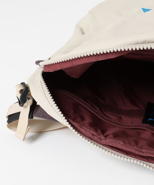 EKAL(エカル)の「KLATTERMUSEN Gaut Messenger Bag(メッセンジャーバッグ・メンズ・F Green/S Creme/Raven・one)」の6枚目の写真