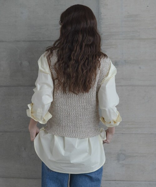URBAN RESEARCH Sonny Label（アーバンリサーチサニーレーベル）の「メランジテープヤーンUネックニットベスト（ベスト・レディース・グレー系/ベージュ系・Free）」の20枚目の写真