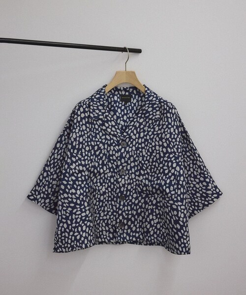 ADAM ET ROPE'(アダムエロペ)の「【BANANATIME(バナナタイム)】CROPPED HAWAIIAN SHIRT / クロップドハワイアンシャツ(シャツ/ブラウス・レディース・キナリ系/ネイビー系・S)」の2枚目の写真
