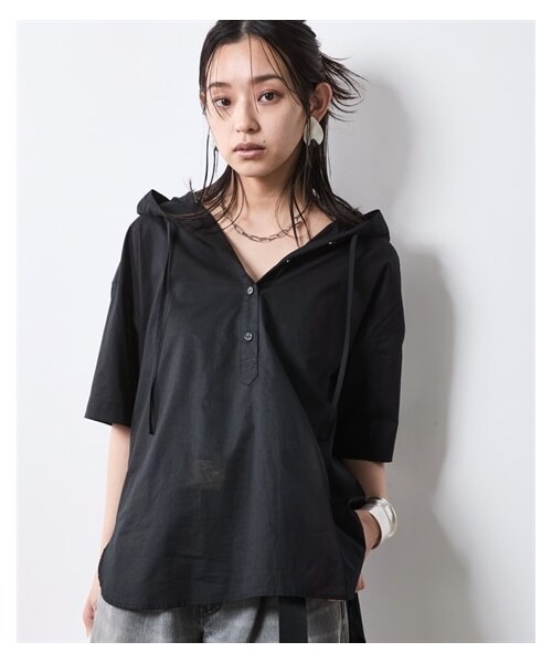 nissen（ニッセン）の「綿100％ローンフーディシャツ＜大きいサイズ有＞シックスタイル（シャツ/ブラウス・レディース・サックス/黒・6L/8L/10L）」の2枚目の写真